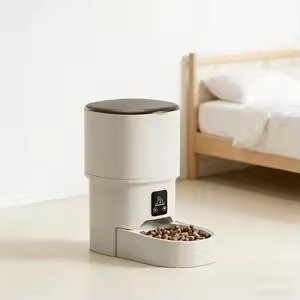 PETMIREO Core C01 automatic pet feeder in cream with dark lid
